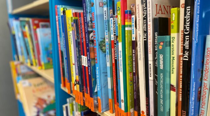 Eintauchen in fantastische Welten: Die Schulbücherei hat wieder geöffnet